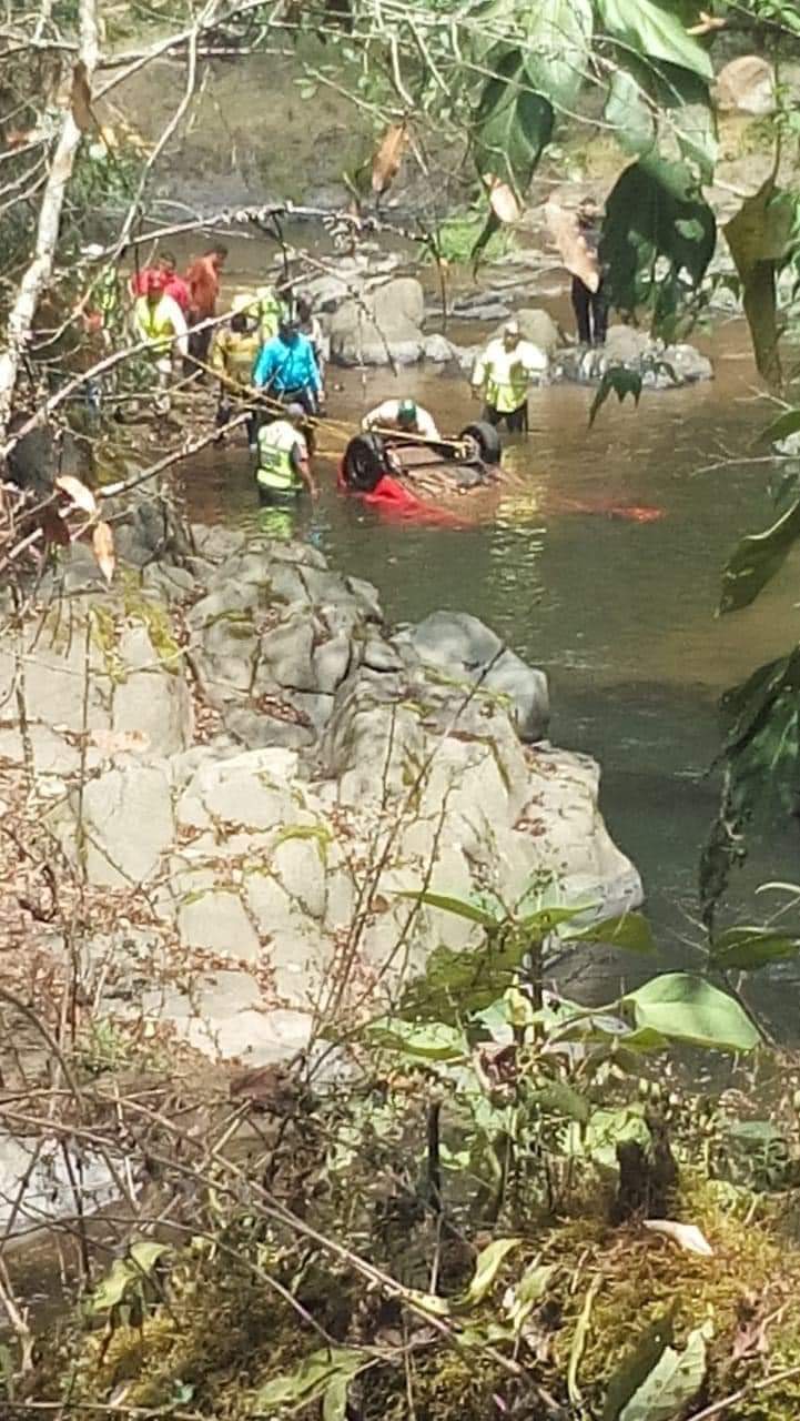 Muere mujer al caer a un río a bordo de su coche en Huauchinango.