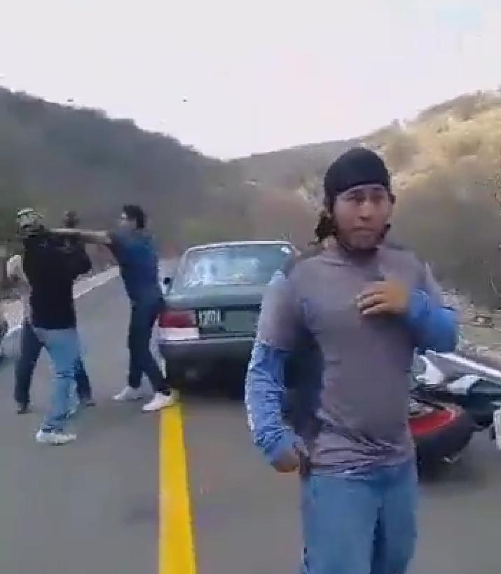 Video desde Puebla: Ebrios sujetos en taxi agreden a motociclistas de Tehuacán