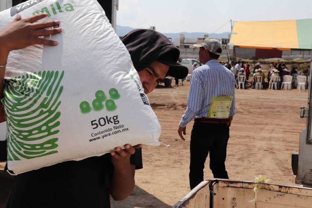 Productores chignahuapenses reciben más de 48 toneladas en fertilizante.