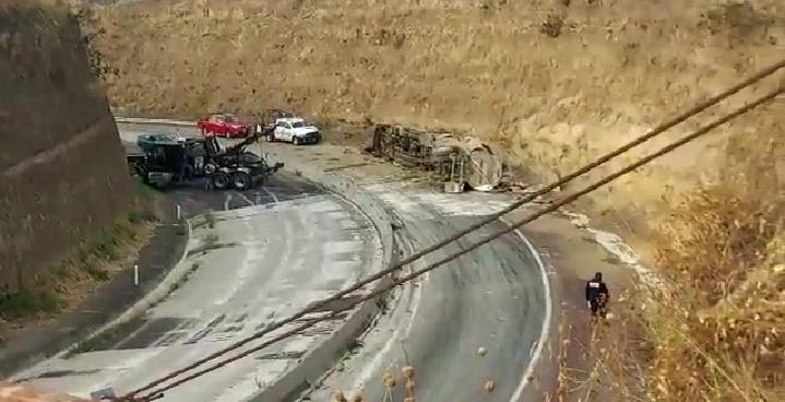 Video desde Puebla: Volcadura de pipa deja un fallecido en la Puebla-Atlixco