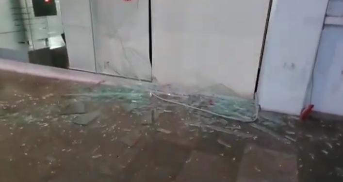 Video desde Puebla: Dan cristalazo a banco de la avenida Juárez