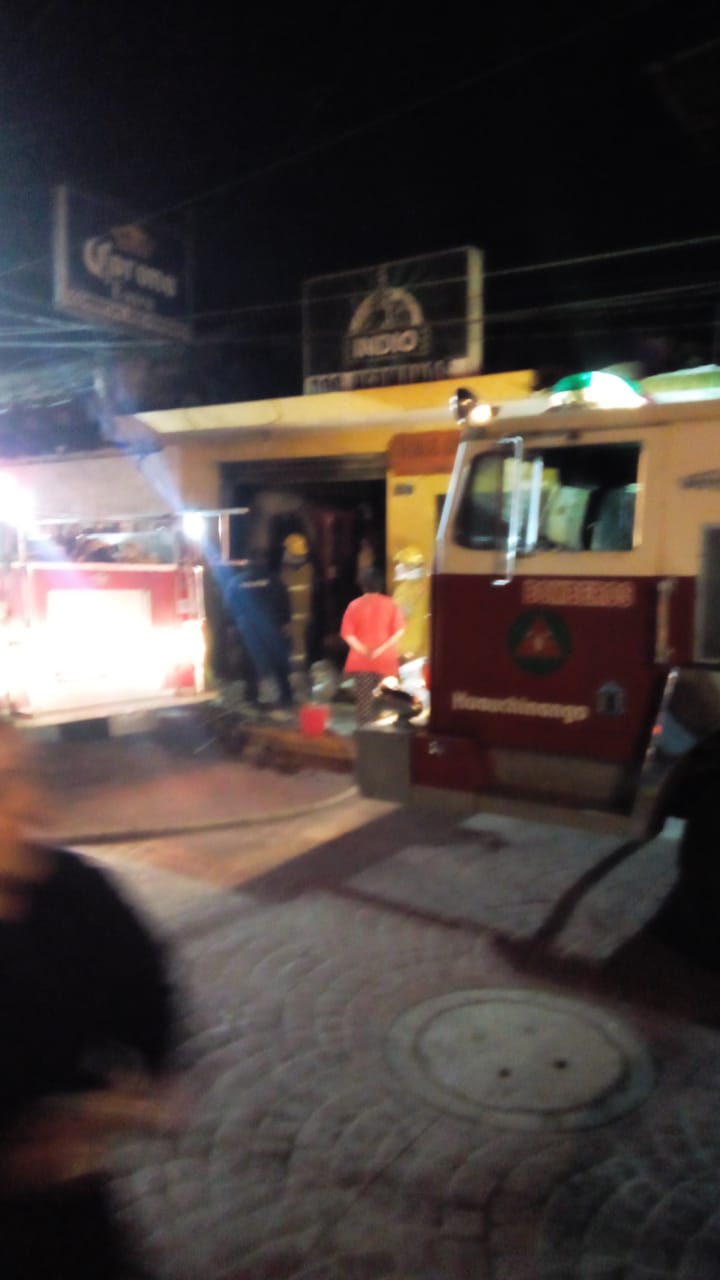 Desde Huauchinango: Daños materiales deja incendio en tienda de abarrotes