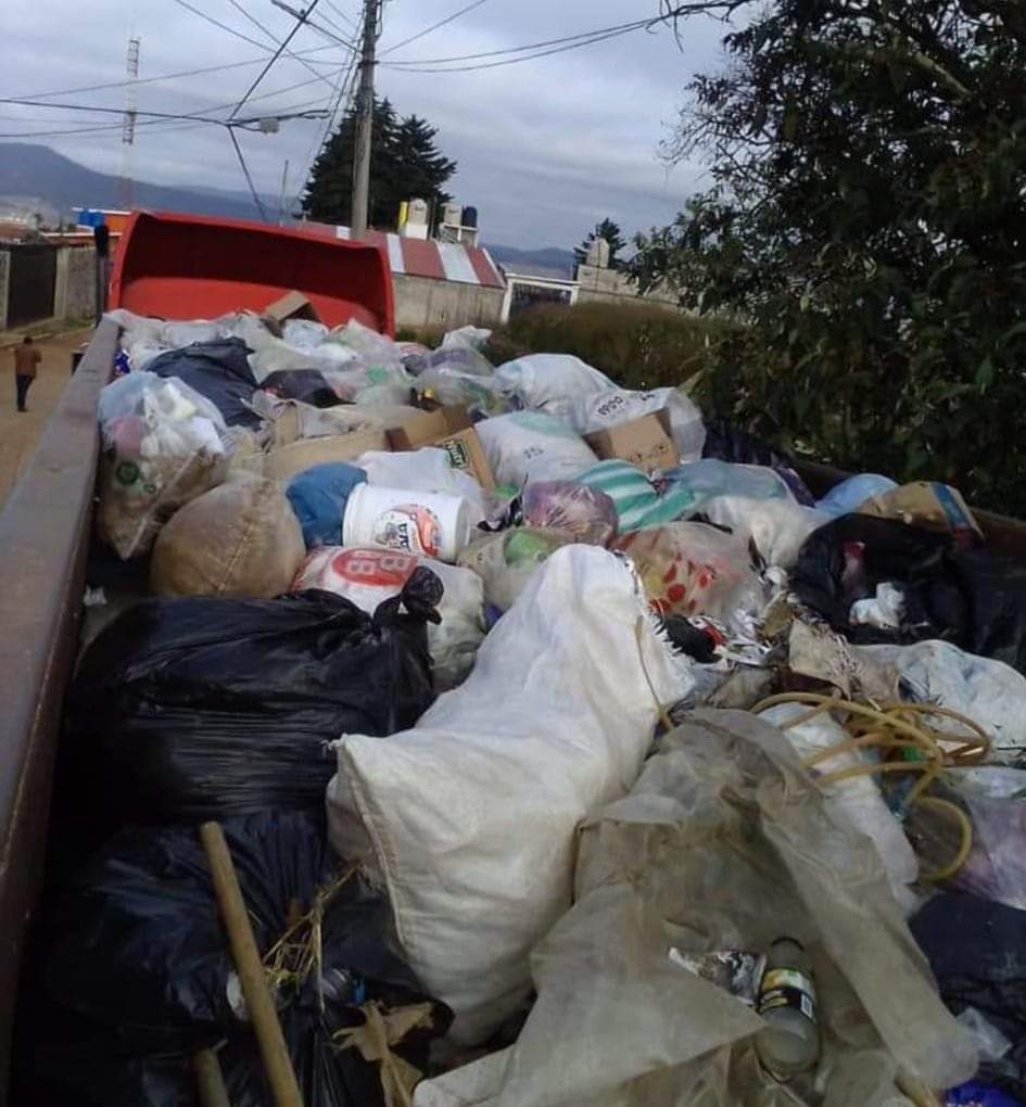 Vecinos de Ahuazotepec amagan con echar su basura en la presidencia municipal…en plena feria