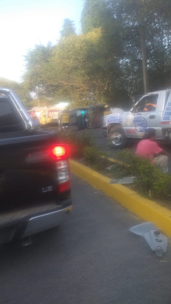 Desde Huauchinango: Se vuelca camioneta en el bulevar Bicentenario