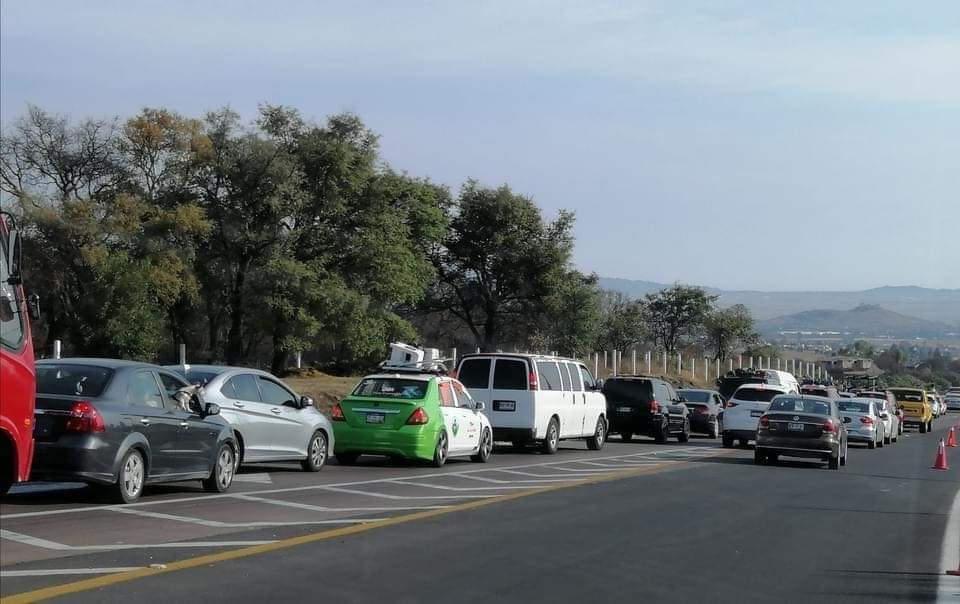 Intensa carga vehicular en carreteras de la sierra Norte