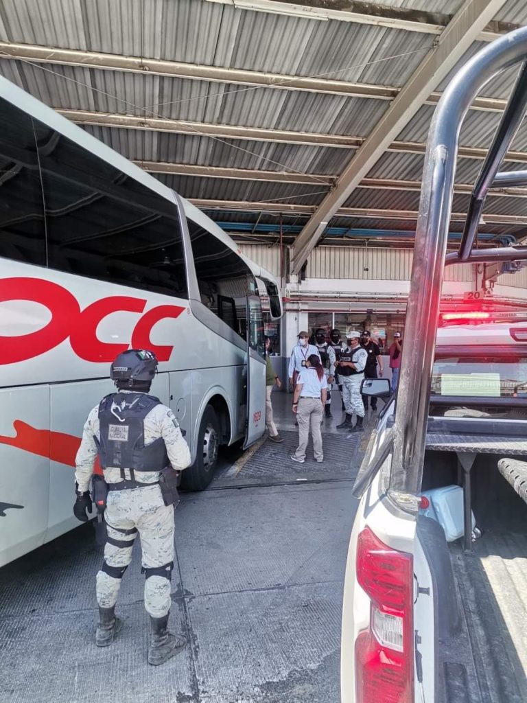 Detienen en la central camionera a 17 cubanos cuando iban a la CdMéx