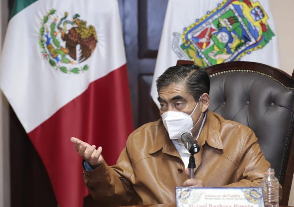 Pide Miguel Barbosa a ayuntamientos no dar permiso para colocar espectaculares en áreas verdes