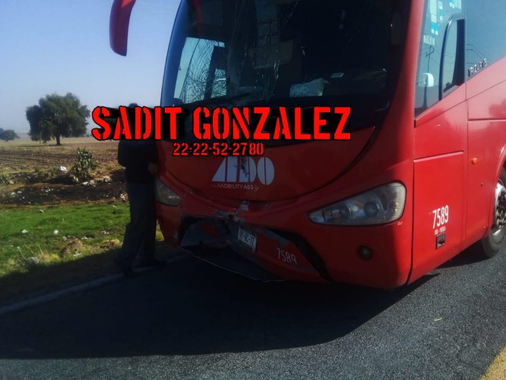 Choque frontal entre ADO y camioneta en la Amozoc-Nautla deja un muerto y 3 lesionados