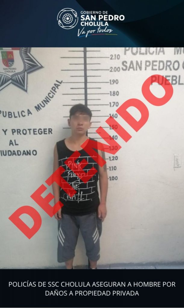 Lo agarran grafiteando en San Pedro Cholula