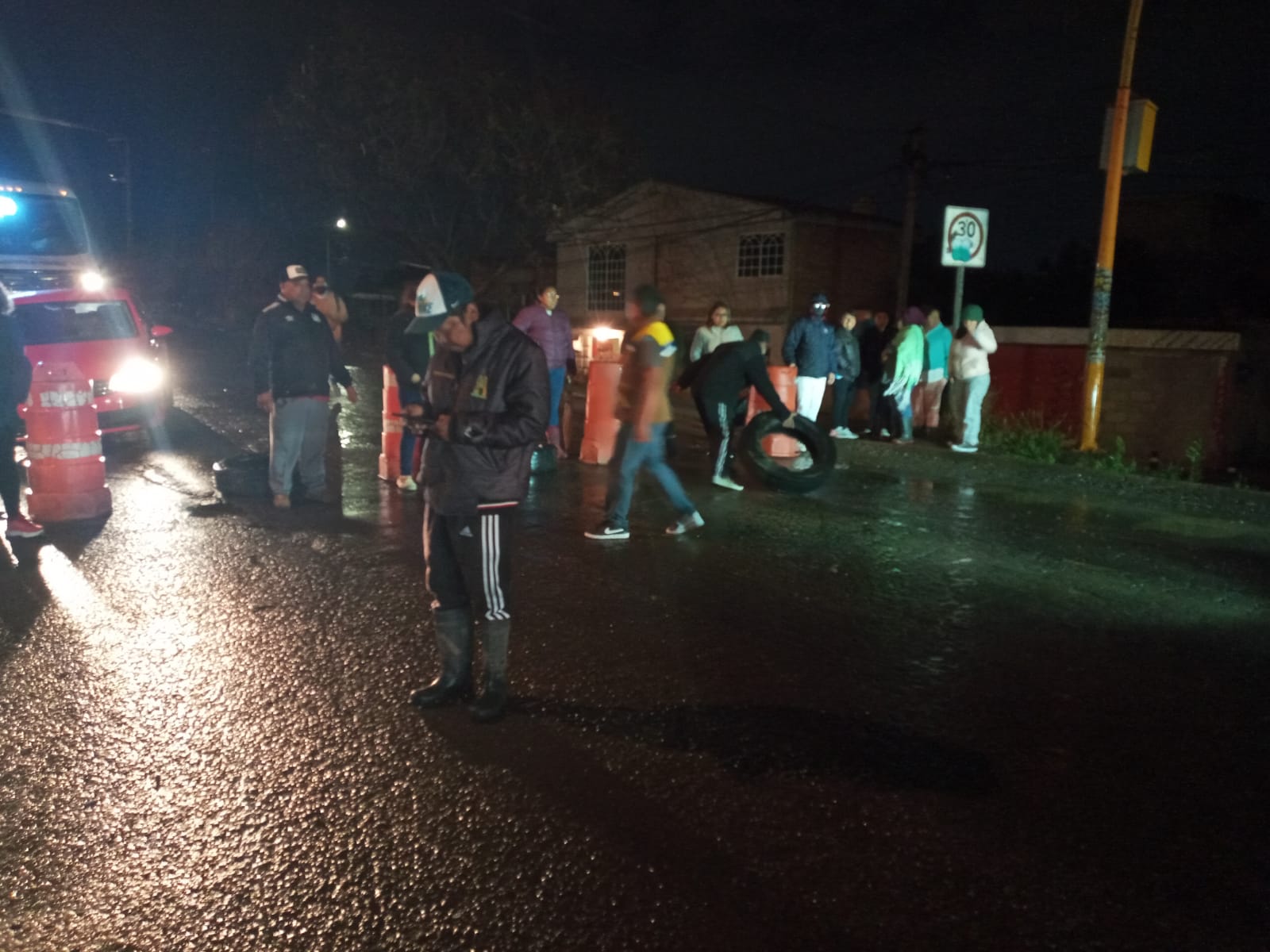 Vecinos de San Diego Manzanilla cierran la calle en protesta por la inundación de este miércoles