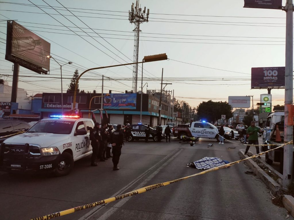Motociclista se estampa contra un vehículo en Prados Agua Azul; su acompañante murió
