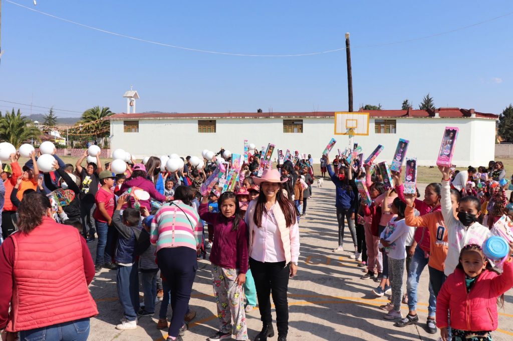 Lorenzo Rivera entrega más de 15 mil juguetes para celebrar el Día del niño y de la niña.