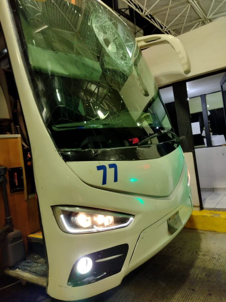 En la autopista Tlaxco-Tejocotal Tlaxco-Tecojotal iintentan detener a pedradas un camión para asaltarlo