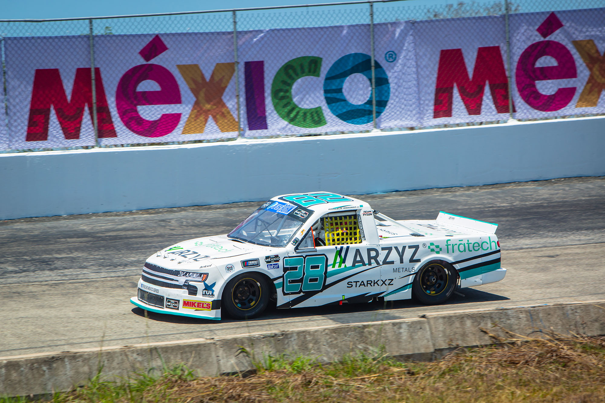 Top 5 para la Escudería Arzyz-Fratech-Starkxz a manos de Enrique Baca en NASCAR México