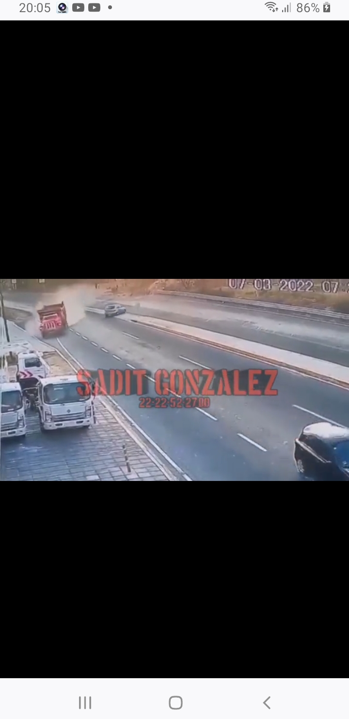 Video desde Puebla: Irresponsable conductor cerca de provocar tragedia en la federal a Atlixco