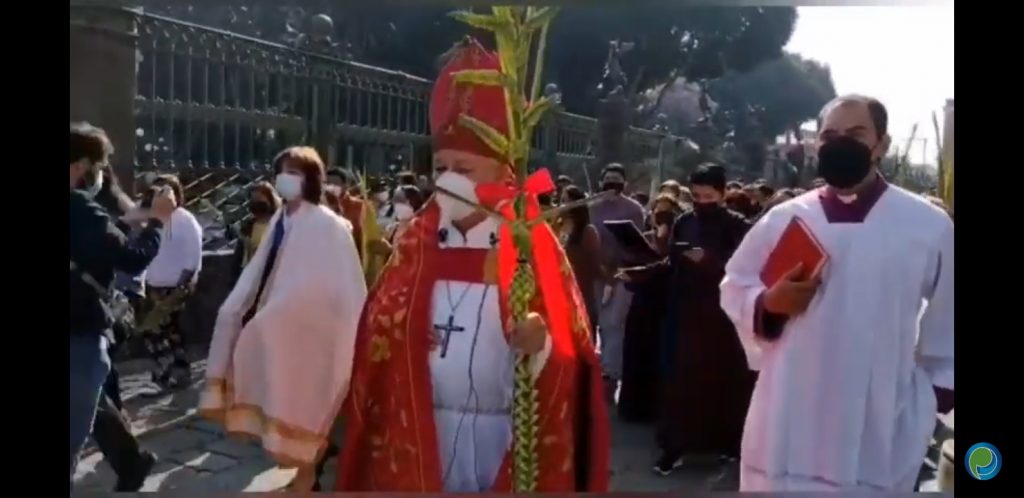 Video desde Puebla: Arzobispo Víctor Sánchez encabeza procesión a la catedral
