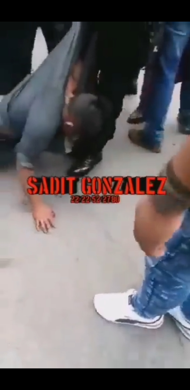 Video desde Puebla: De ‘aguilita” se llevan policías a ratero para que no sea linchado en Texmelucan