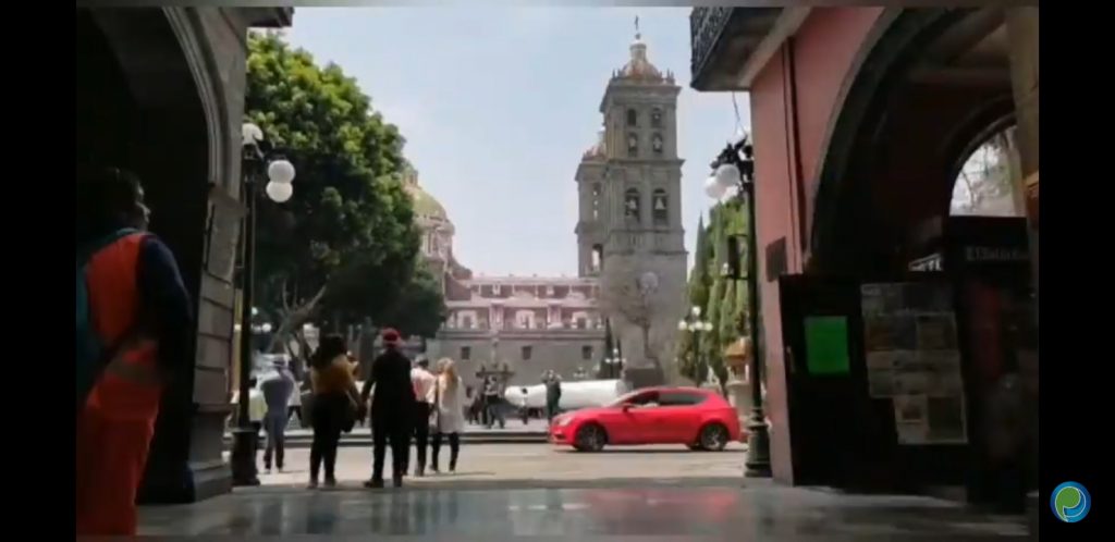 Video desde Puebla: Turistas aprovechan vacaciones en el centro histórico y la catedral