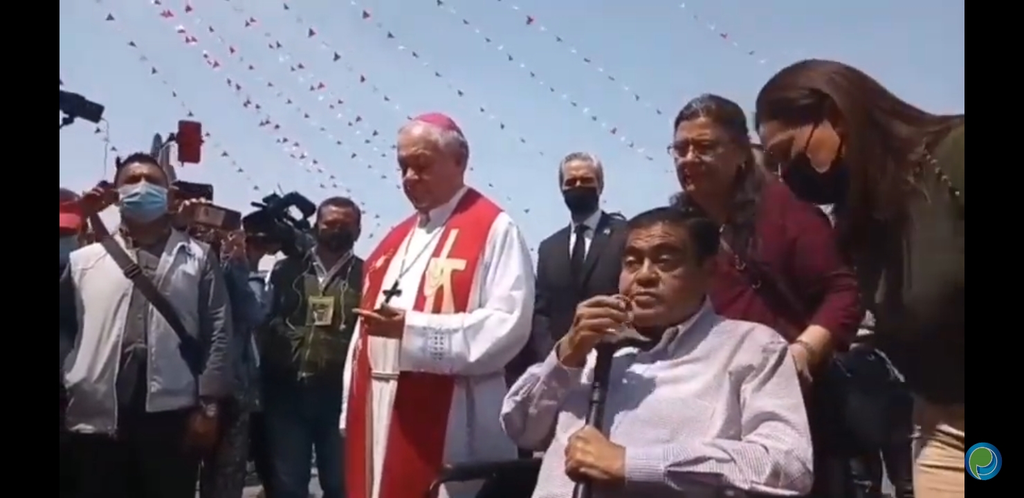 Video desde Puebla: Luis Miguel Barbosa, en la procesión de viernes santo