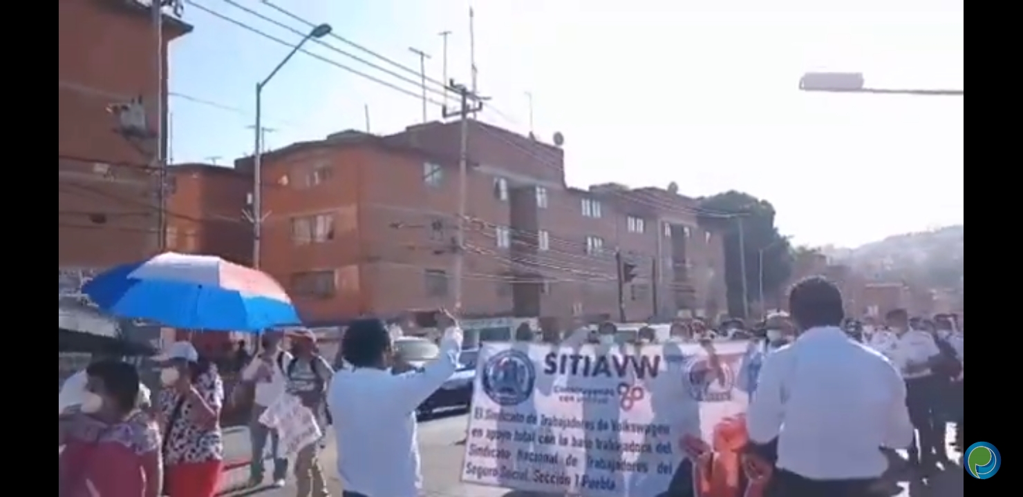 Video desde Puebla: Trabajadores del IMSS y VW se manifiestan por mejores condiciones laborales y de salud