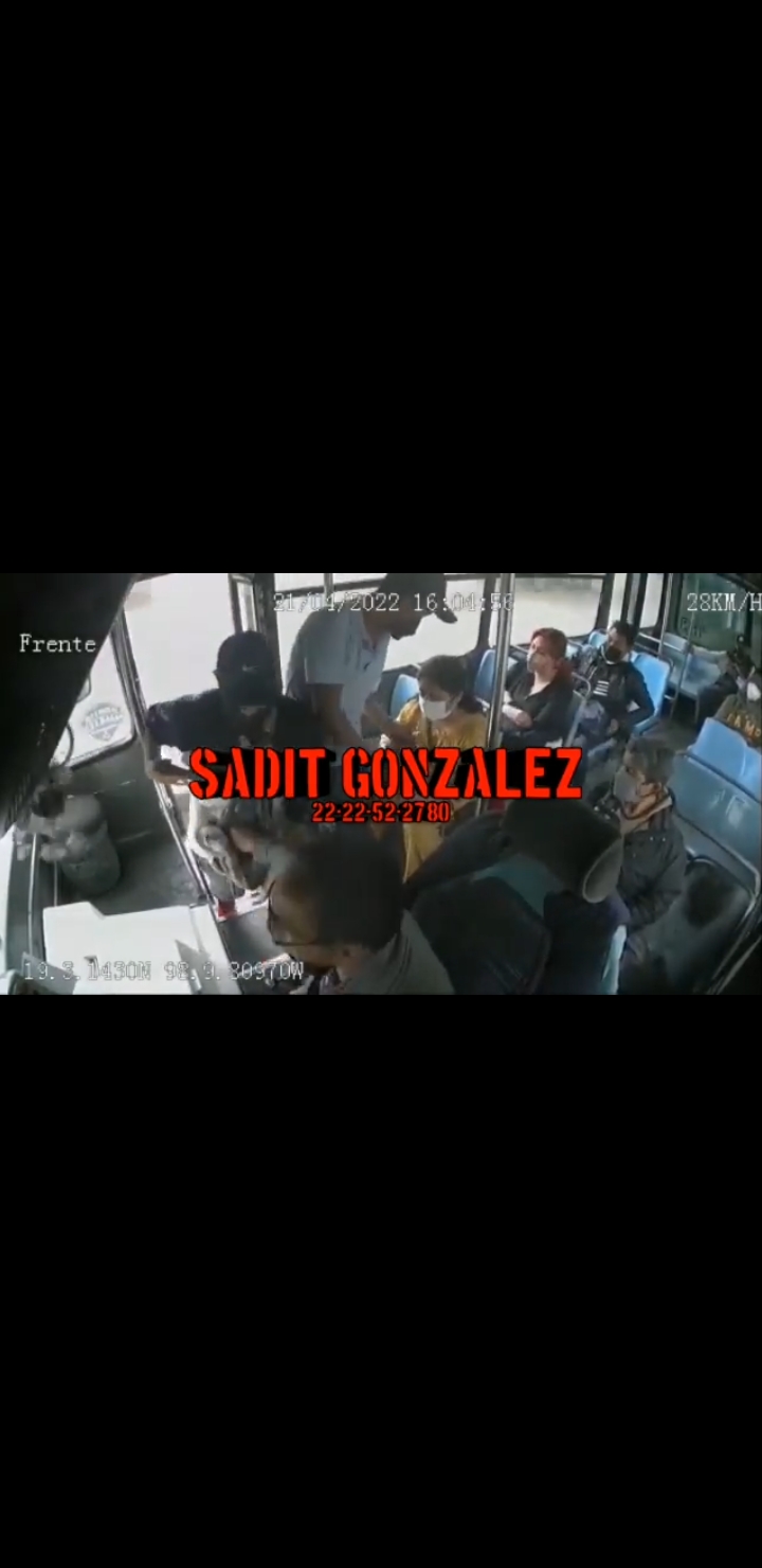 Video desde Puebla: Con total tranquilidad e impunidad, sujetos asaltan a conductor y pasajeros de la ruta 68