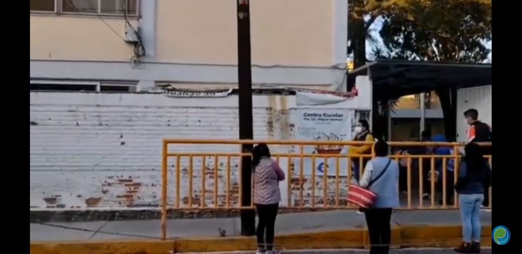 Video desde Puebla: En el Instituto Celma de San Pedro Cholula hacen fila para volver a clases