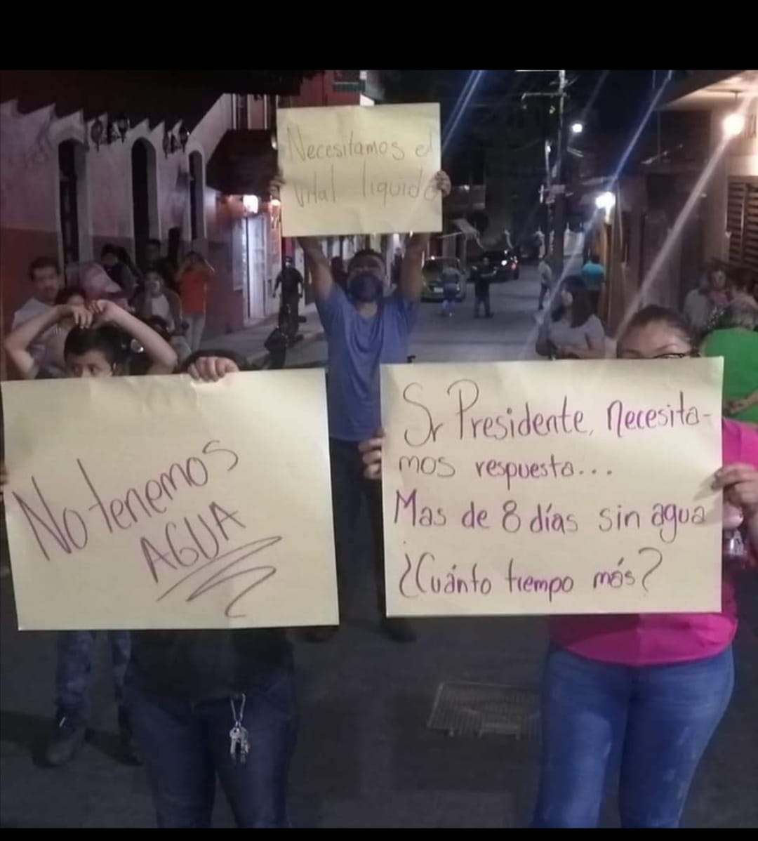 Bloquean calle Juárez por falta de agua