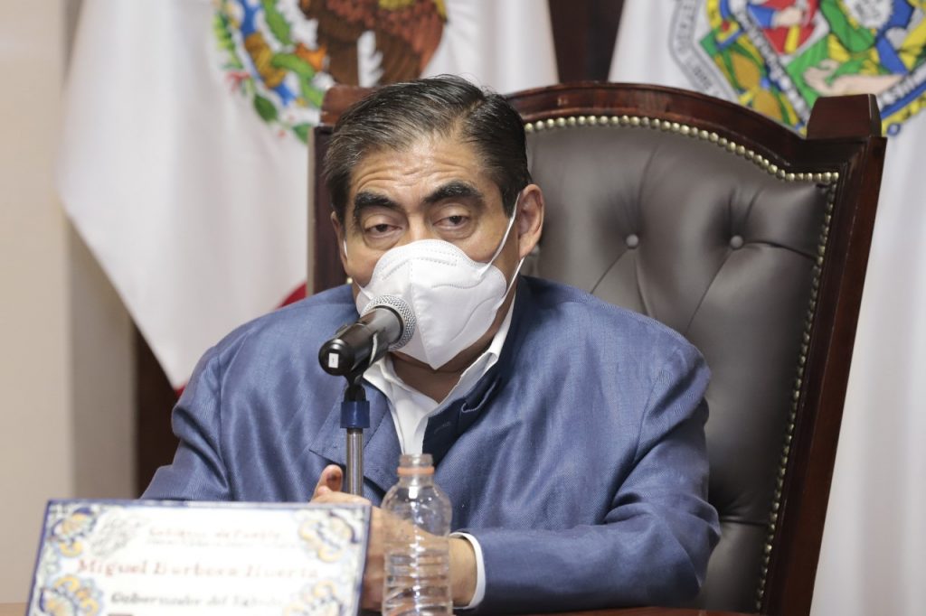 Vacunarse antes de que finalice abril, pidió Miguel Barbosa