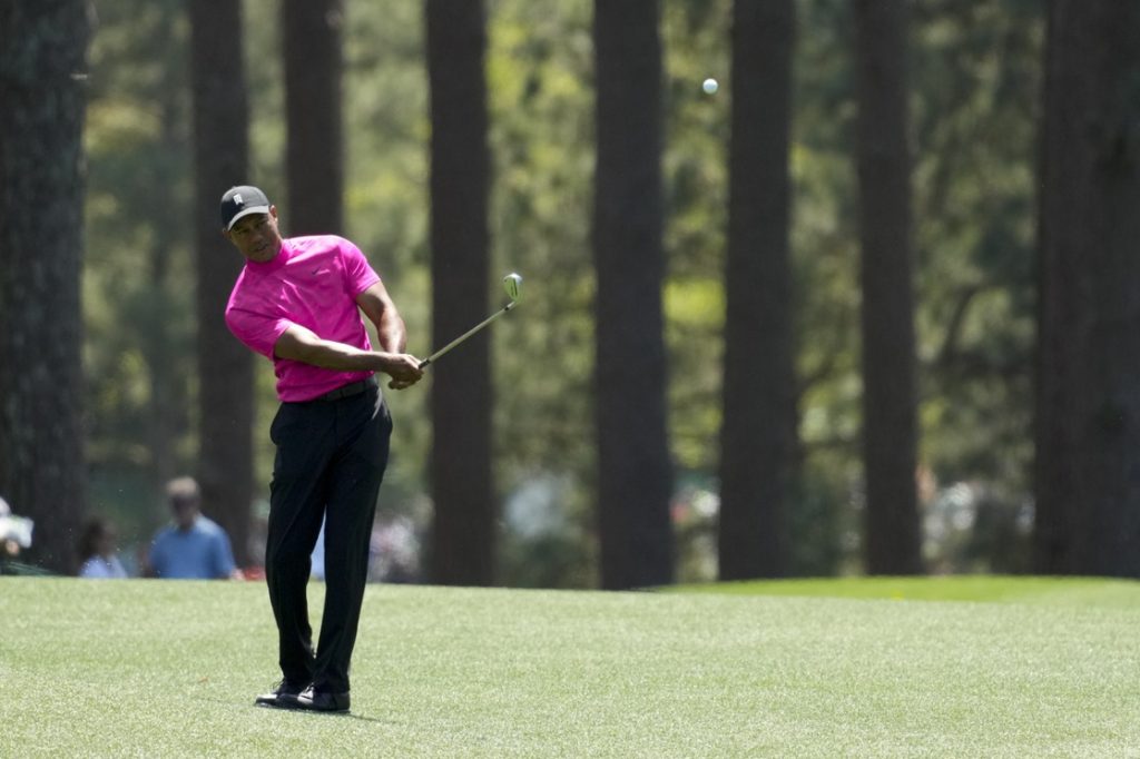 En su regreso al golf, Tiger Woods tiene sólido arranque en Augusta