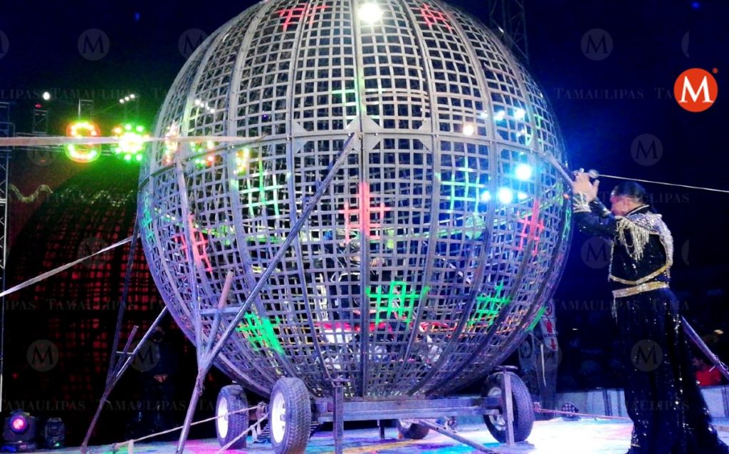 Mateo, el acróbata más joven en el globo de la muerte en México