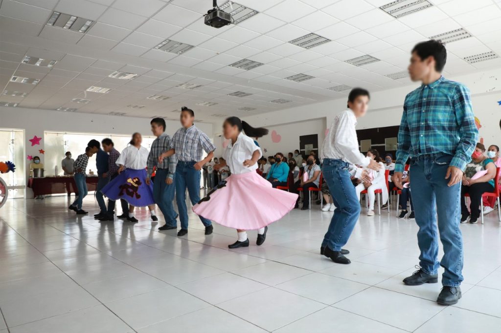 Reconoce SEDIF a personal femenino de casas de asistencia