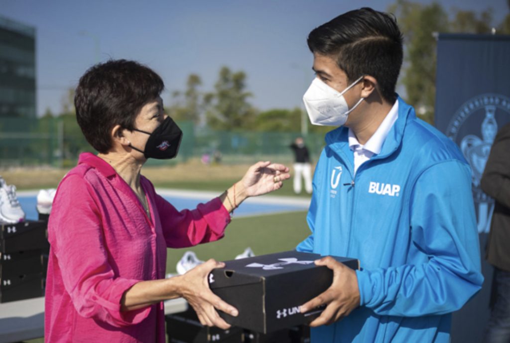 La Rectora Lilia Cedillo entregó más de 250 pares de tenis a atletas que participarán en la Universiada Nacional