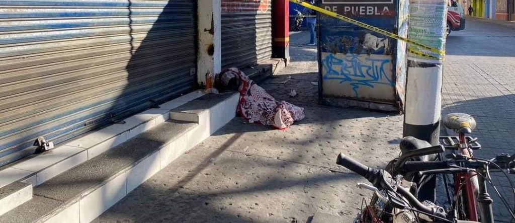 Un hombre en condiciones de calle perdió la vida en el centro de Puebla.