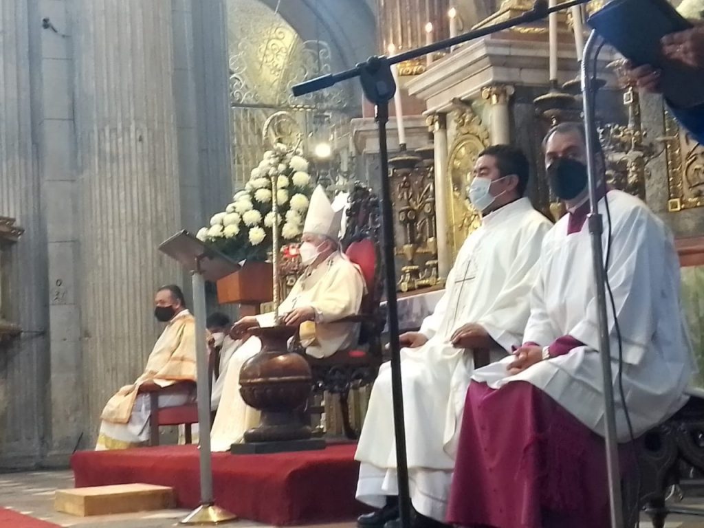 Arzobispo de Puebla pidió por los gremios de maestros y periodistas