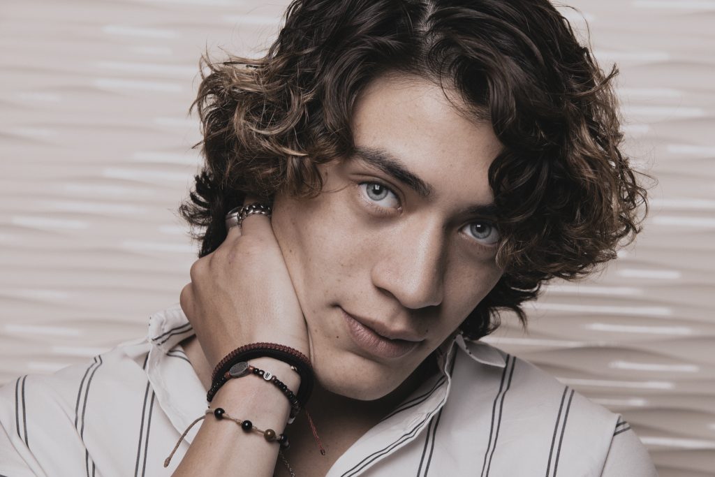 El joven actor y cantante Matías Gruener participa en la serie “Marea Alta”