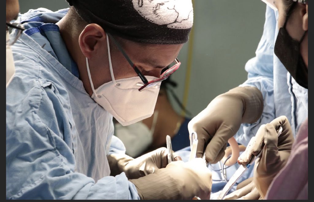 Impulsa ISSSTEP procedimientos quirúrgicos de vanguardia