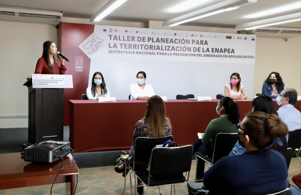 En SEDIF, especialista imparte taller para prevenir embarazo en adolescentes