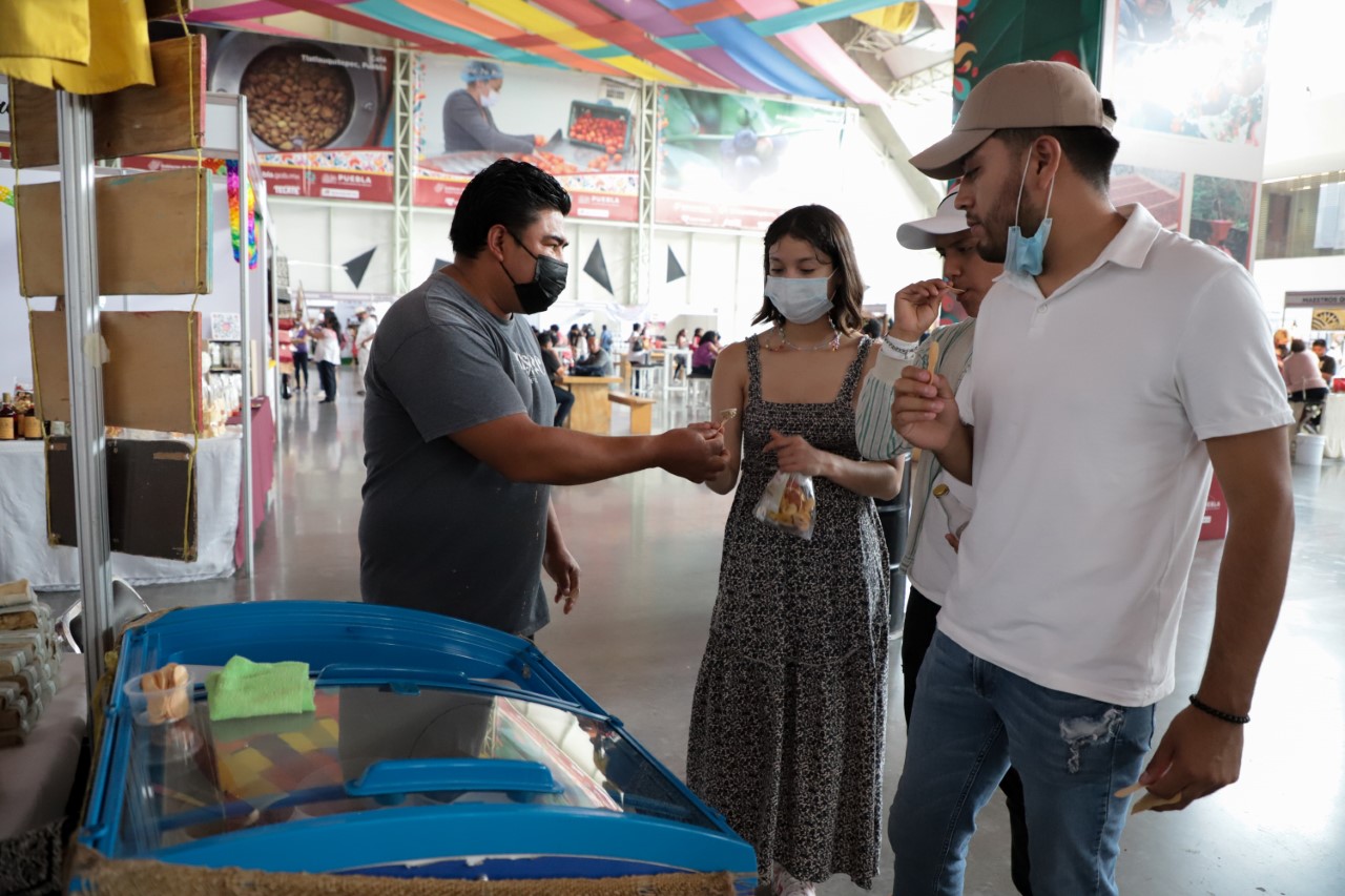 Apoya SEDIF a productores y artesanos con módulos en Feria de Puebla 2022