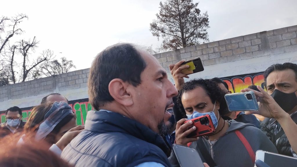 Video desde Puebla: Negocios ya serán multados por apartar lugares en vía pública, indicó Enrique Guevara