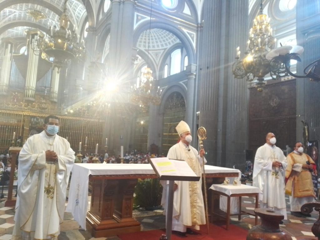 “La madre es modelo de fe en los hogares”: Arzobispo de Puebla