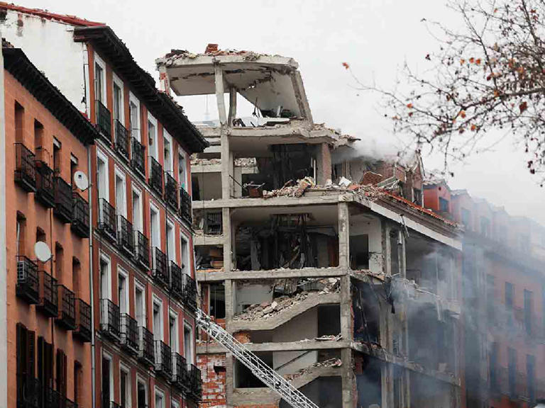 Dos desaparecidos y 17 heridos, uno grave, en explosión en edificio de Madrid