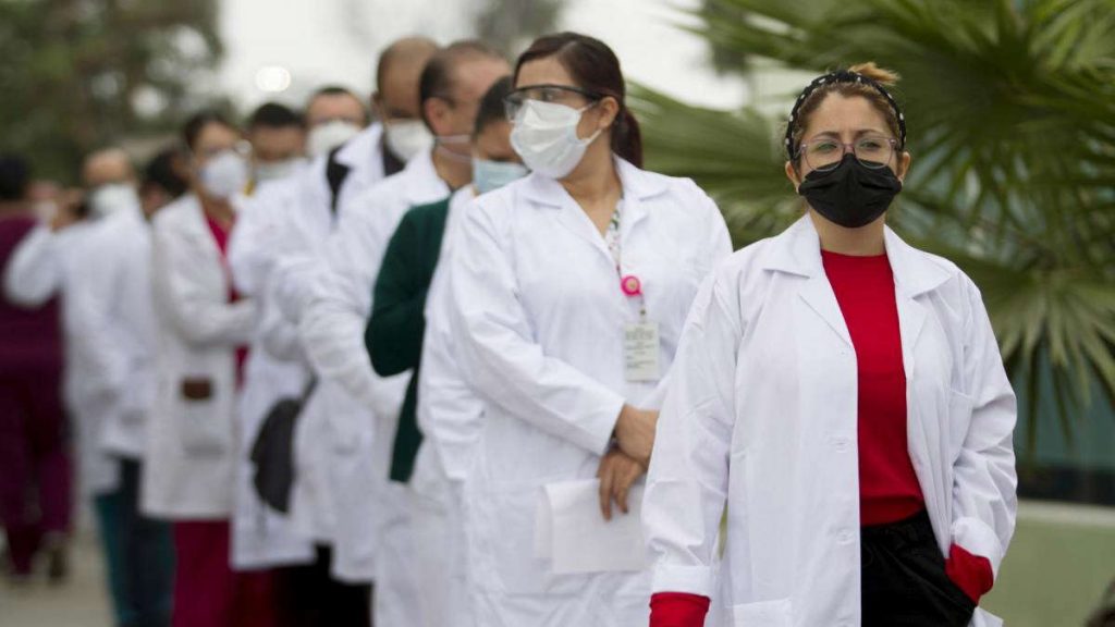 Contratación inmediata y sueldo atractivo: abrirán más de 13 mil vacantes para médicos especialista