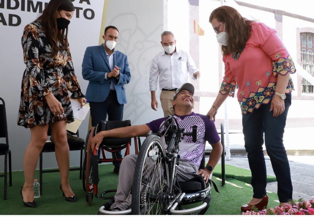Entregan SEDIF y Salud bicicletas de mano a deportistas de alto rendimiento con discapacidad