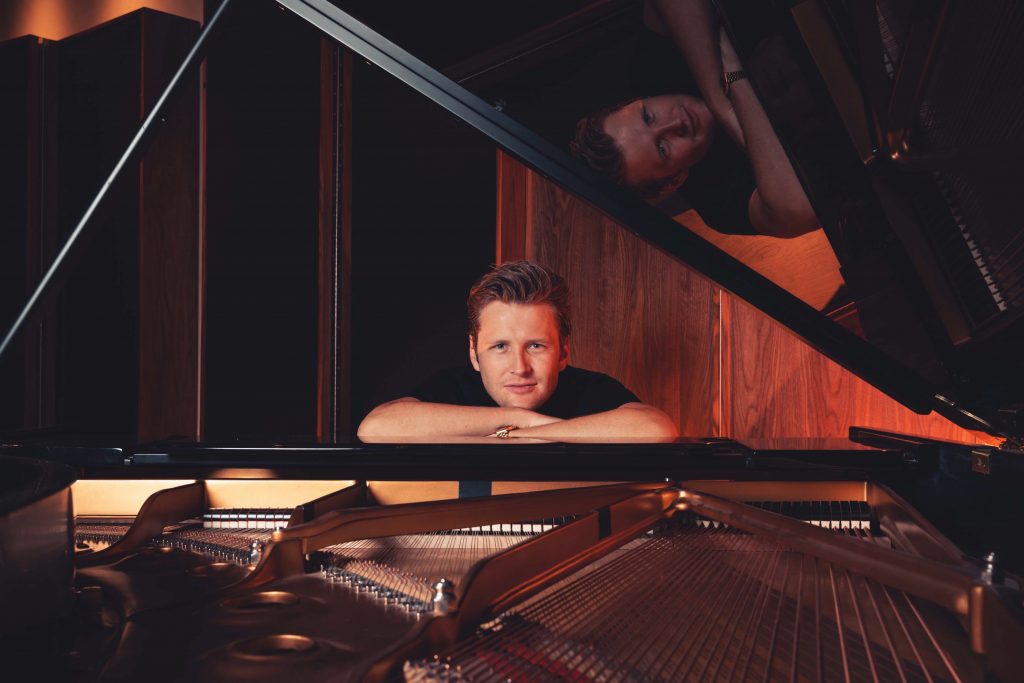 Alexander Acha celebrará el Día de las Madres con un exclusivo showcase en Plaza Satélite