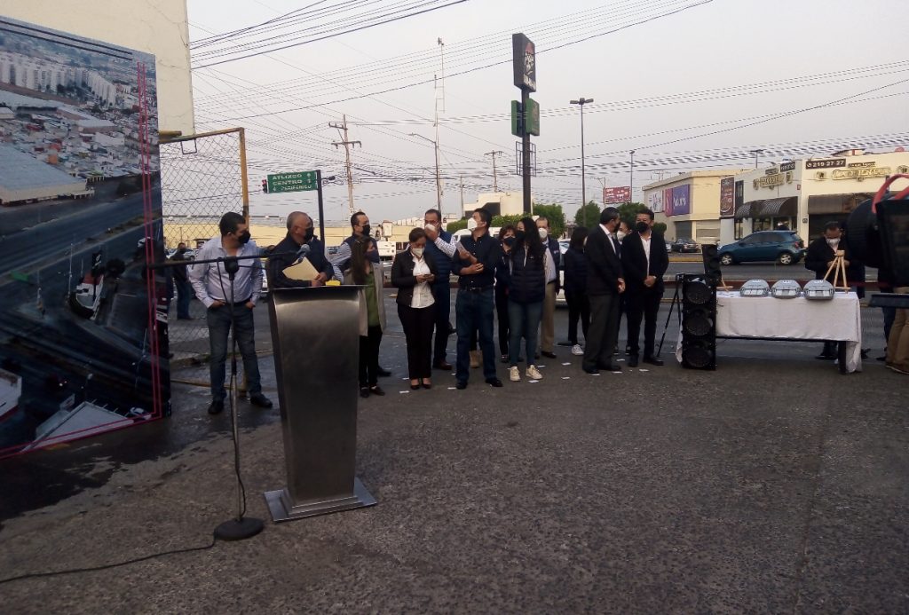 Acusa Eduardo Rivera que su antecesora colocó luiminarias que parecen velas