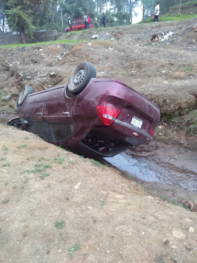 Se vuelca aveo en Huachinango; se desconoce si hubo lesionados