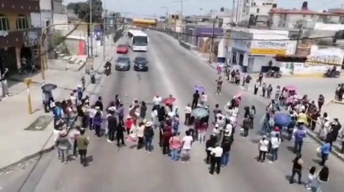 Video desde Puebla: En demanda de seguridad, vecinos de Amozoc cierran la federal a Tehuacán