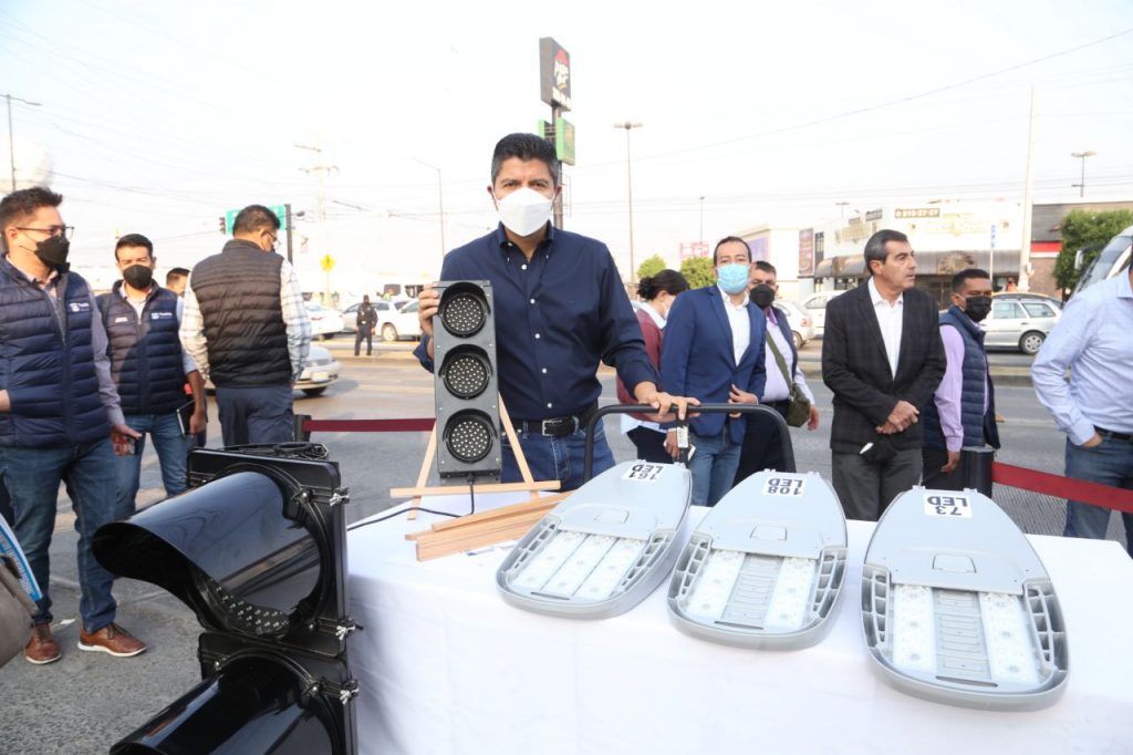 Video desde Puebla: Inicia la modernización de semáforos e iluminación en la capital