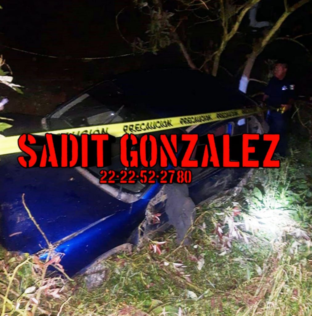 Muere hombre tras volcar en su vehículo en Tlatlauquitepec