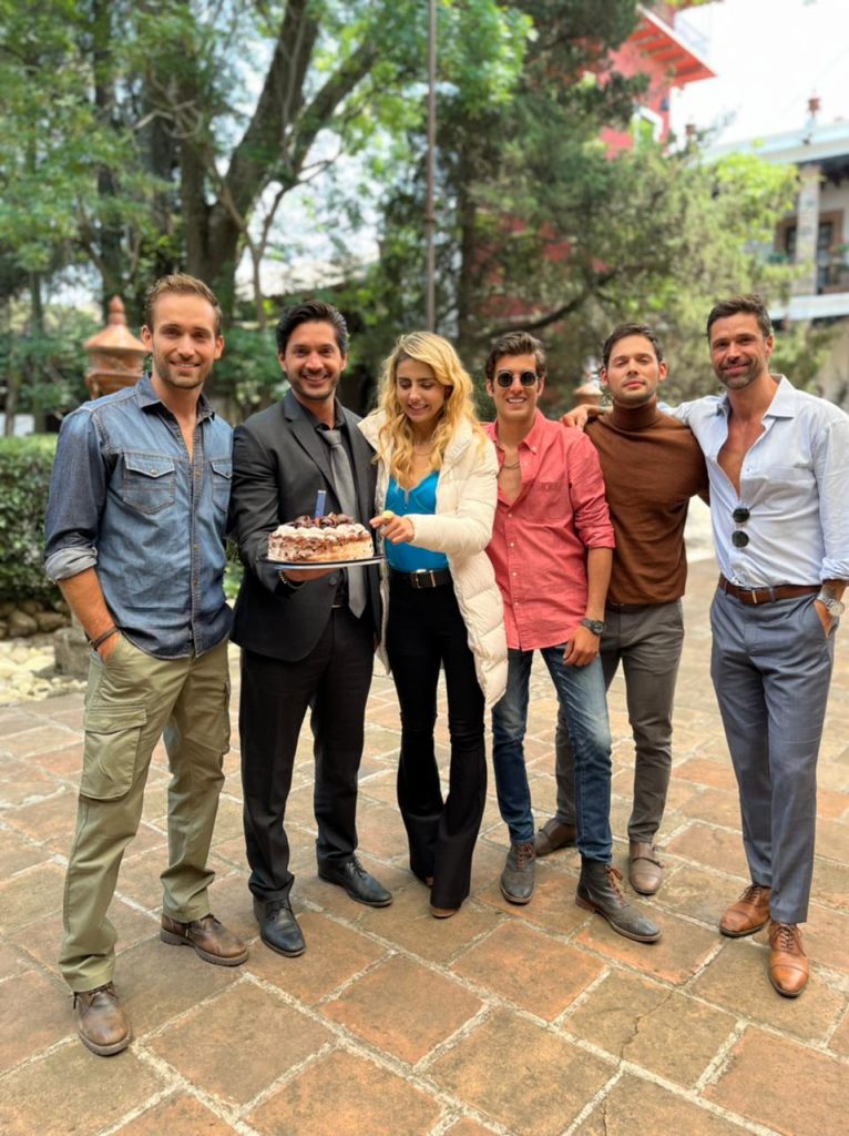Festejan cumpleaños a Daniel Elbittar en grabaciones de “La Herencia”